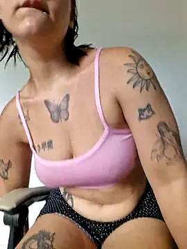 quemerayssa online show from April 3, 2026, 2:37 pm