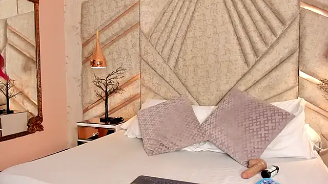 EmeelyMuller online show from April 18, 2026, 4:49 am