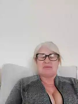 Snapshot of FlirtyFleur-x chatting on March 27, 2026, 11:43 am FlirtyFleur-x online show from March 27, 2026, 11:43 am