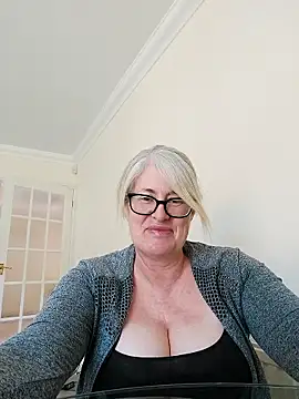 Snapshot of FlirtyFleur-x chatting on April 7, 2026, 1:22 pm FlirtyFleur-x online show from April 7, 2026, 1:22 pm