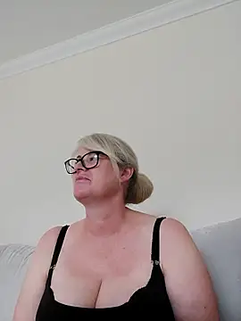 Snapshot of FlirtyFleur-x chatting on April 9, 2026, 11:59 am FlirtyFleur-x online show from April 9, 2026, 11:59 am