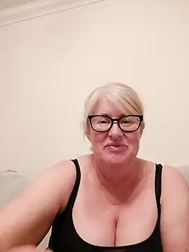 Snapshot of FlirtyFleur-x chatting on April 14, 2026, 7:09 pm FlirtyFleur-x online show from April 14, 2026, 7:09 pm