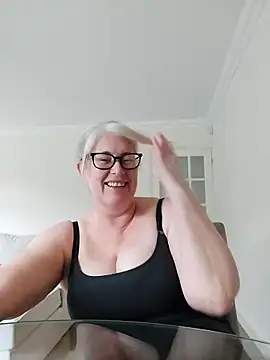 Snapshot of FlirtyFleur-x chatting on April 15, 2026, 8:10 am FlirtyFleur-x online show from April 15, 2026, 8:10 am