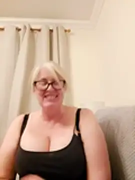 Snapshot of FlirtyFleur-x chatting on April 15, 2026, 8:09 pm FlirtyFleur-x online show from April 15, 2026, 8:09 pm