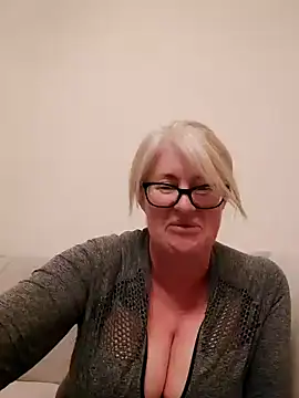 Snapshot of FlirtyFleur-x chatting on April 16, 2026, 7:47 pm FlirtyFleur-x online show from April 16, 2026, 7:47 pm
