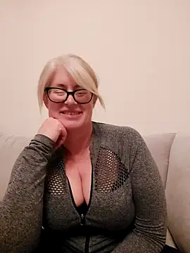 Snapshot of FlirtyFleur-x chatting on April 16, 2026, 9:50 pm FlirtyFleur-x online show from April 16, 2026, 9:50 pm