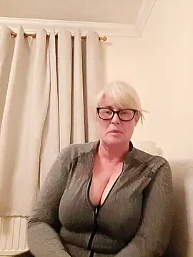 Snapshot of FlirtyFleur-x chatting on April 19, 2026, 8:11 pm FlirtyFleur-x online show from April 19, 2026, 8:11 pm