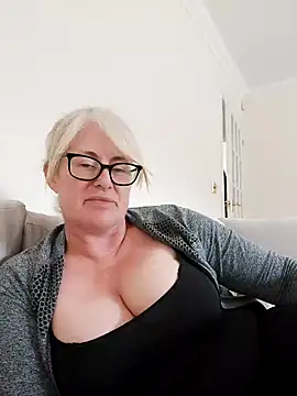 Snapshot of FlirtyFleur-x chatting on April 21, 2026, 11:05 am FlirtyFleur-x online show from April 21, 2026, 11:05 am