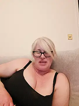 Snapshot of FlirtyFleur-x chatting on April 22, 2026, 10:11 pm FlirtyFleur-x online show from April 22, 2026, 10:11 pm