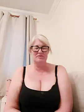 Snapshot of FlirtyFleur-x chatting on April 27, 2026, 7:12 pm FlirtyFleur-x online show from April 27, 2026, 7:12 pm