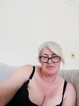 Snapshot of FlirtyFleur-x chatting on April 28, 2026, 2:22 pm FlirtyFleur-x online show from April 28, 2026, 2:22 pm