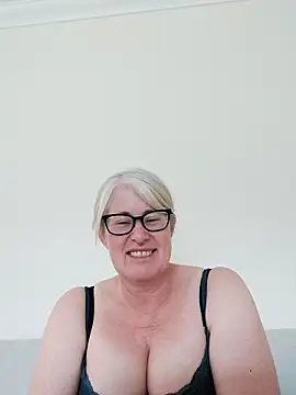Snapshot of FlirtyFleur-x chatting on May 3, 2026, 5:30 pm FlirtyFleur-x online show from May 3, 2026, 5:30 pm