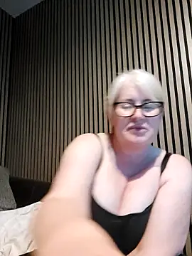 Snapshot of FlirtyFleur-x chatting on May 6, 2026, 5:51 pm FlirtyFleur-x online show from May 6, 2026, 5:51 pm