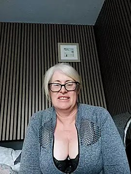 Snapshot of FlirtyFleur-x chatting on May 7, 2026, 6:52 am FlirtyFleur-x online show from May 7, 2026, 6:52 am
