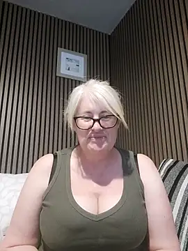 Snapshot of FlirtyFleur-x chatting on May 8, 2026, 10:20 am FlirtyFleur-x online show from May 8, 2026, 10:20 am