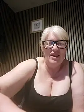 Snapshot of FlirtyFleur-x chatting on May 16, 2026, 9:13 pm FlirtyFleur-x online show from May 16, 2026, 9:13 pm
