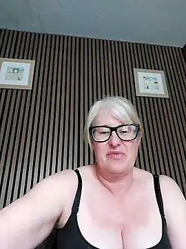 Snapshot of FlirtyFleur-x chatting on May 18, 2026, 12:55 pm FlirtyFleur-x online show from May 18, 2026, 12:55 pm