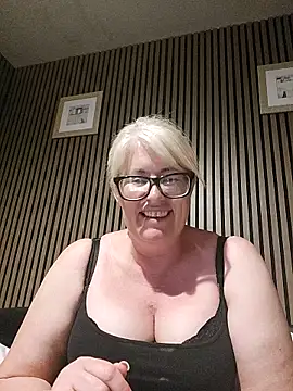 Snapshot of FlirtyFleur-x chatting on May 24, 2026, 9:42 pm FlirtyFleur-x online show from May 24, 2026, 9:42 pm