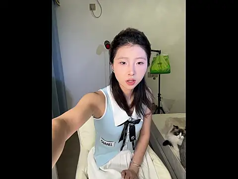 Y--F--LOVE online show from March 22, 2026, 3:26 pm