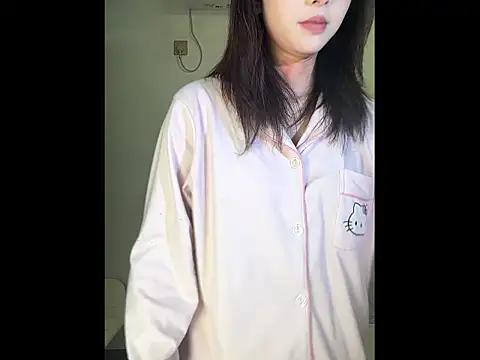 Y--F--LOVE online show from March 25, 2026, 4:24 pm