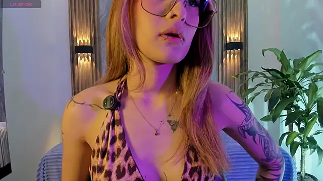 Snapshot of Melodylanee chatting on May 6, 2026, 11:04 am Melodylanee online show from May 6, 2026, 11:04 am
