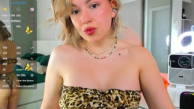 crowned goddess online show from March 7, 2026, 2:08 am