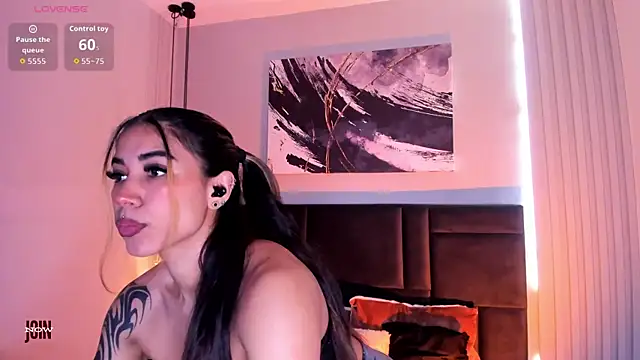 Snapshot of Raven_Dooll chatting on July 7, 2026, 1:37 pm Raven Dooll online show from July 7, 2026, 1:37 pm