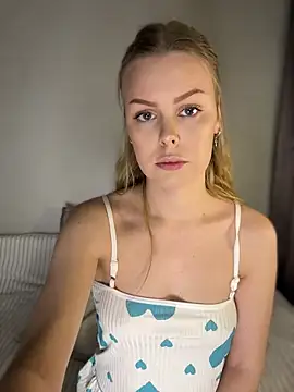 Snapshot of Divine_Caress chatting on May 7, 2026, 8:25 pm Divine Caress online show from May 7, 2026, 8:25 pm