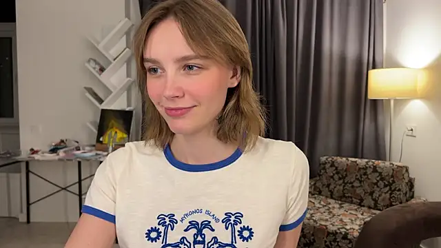Snapshot of Lolatatee chatting on May 17, 2026, 5:20 pm Lolatatee online show from May 17, 2026, 5:20 pm