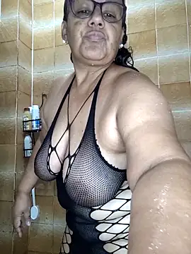 Roxy 77 online show from April 14, 2026, 10:27 pm