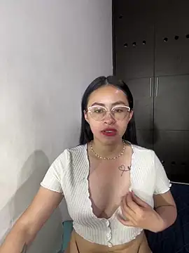 Snapshot of Anni_Rose chatting on April 16, 2026, 9:21 am Anni Rose online show from April 16, 2026, 9:21 am