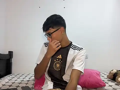 Snapshot of DeividBigCock23 chatting on March 26, 2026, 6:35 pm DeividBigCock23 online show from March 26, 2026, 6:35 pm