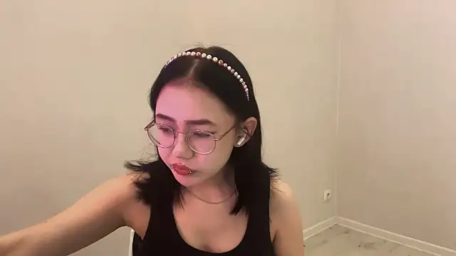Snapshot of SolvedGlobe chatting on May 4, 2026, 1:07 pm SolvedGlobe online show from May 4, 2026, 1:07 pm