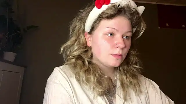 YoungAlina online show from April 16, 2026, 9:39 pm