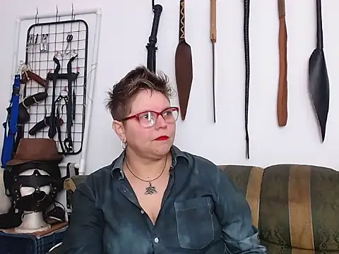 Snapshot of Leah_R chatting on April 1, 2026, 2:03 pm Leah R online show from April 1, 2026, 2:03 pm