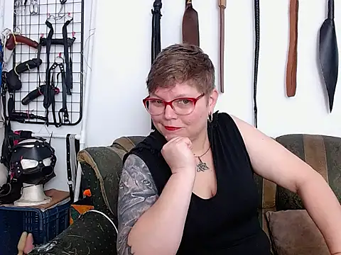 Snapshot of Leah_R chatting on April 7, 2026, 2:39 pm Leah R online show from April 7, 2026, 2:39 pm