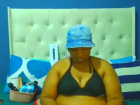 Snapshot of Cuddle_Zee chatting on March 1, 2026, 9:39 pm Cuddle Zee online show from March 1, 2026, 9:39 pm