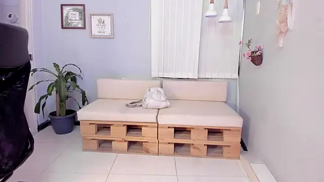 Nahomy Collins  online show from March 26, 2026, 7:52 pm