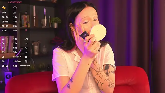 kittenlolla online show from April 14, 2026, 7:14 am