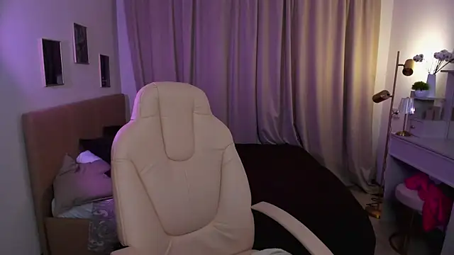 Roxanne Barcelo online show from April 6, 2026, 4:46 am