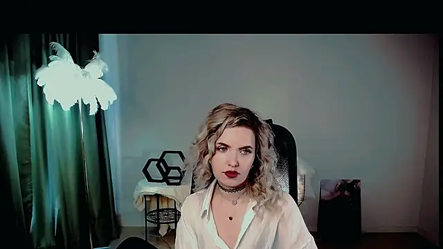 AliceSmite online show from June 10, 2026, 1:32 pm