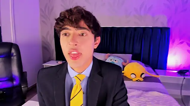 MatthewMoore  online show from April 7, 2026, 12:33 am