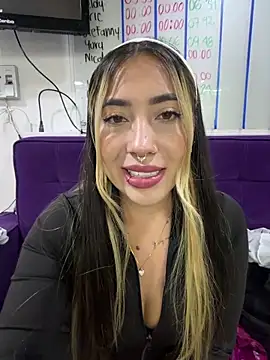 ManuelaVeeleez online show from May 22, 2026, 4:41 am