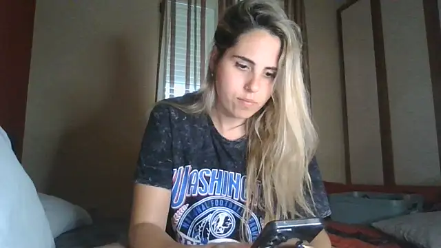 Snapshot of Emilyvuxa chatting on May 9, 2026, 5:29 pm Emilyvuxa online show from May 9, 2026, 5:29 pm