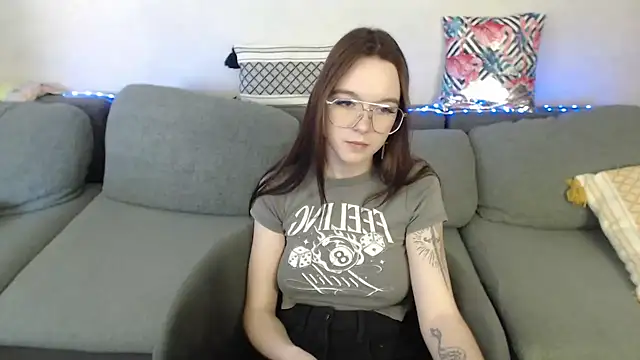 SunyLily online show from April 18, 2026, 7:12 am