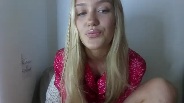 Snapshot of misslaylaV chatting on May 30, 2026, 8:28 pm misslaylaV online show from May 30, 2026, 8:28 pm