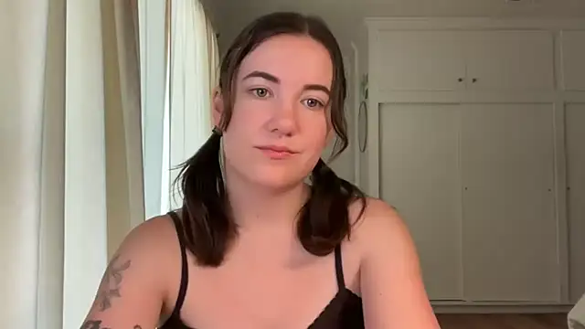 Snapshot of summerxo chatting on June 1, 2026, 5:36 pm summerxo online show from June 1, 2026, 5:36 pm