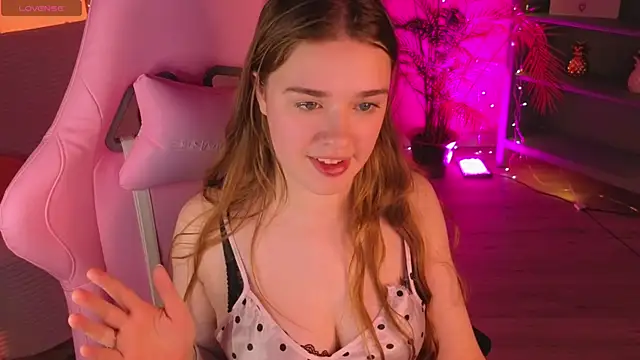 TiffanyVex online show from April 18, 2026, 7:58 pm