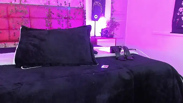 Snapshot of Vickmoon chatting on July 24, 2026, 8:29 pm Vickmoon online show from July 24, 2026, 8:29 pm
