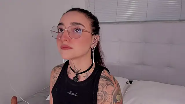 Snapshot of Emily_Rousess chatting on July 3, 2026, 11:22 pm Emily Rousess online show from July 3, 2026, 11:22 pm